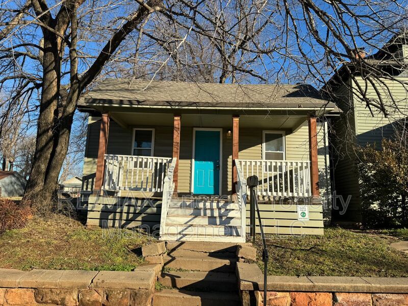 Primary Photo - 220 E Springer Ave