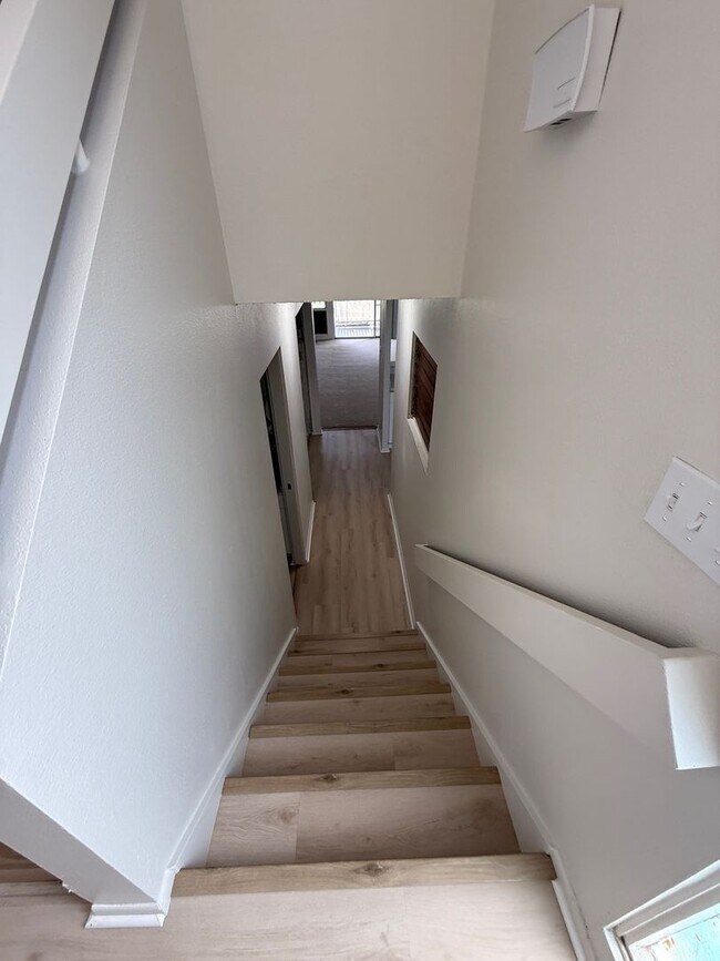 Foto del edificio - Hillside Terrace 2 bedroom 1.5 bath with t...