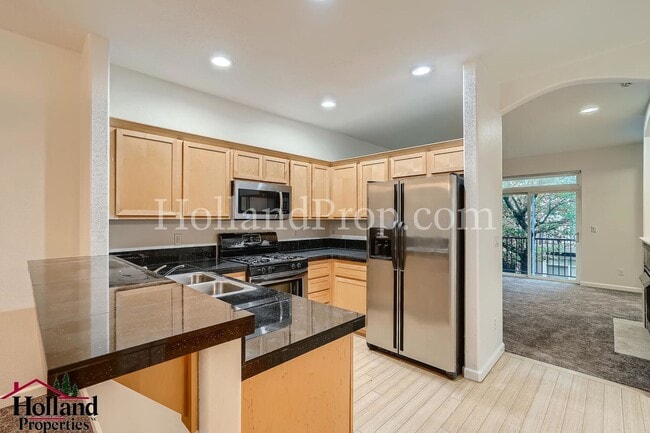 Building Photo - $200 off the first full month's rent - Fabulous 2 Bed 2.5 Bath Townhome in Hillsboro!