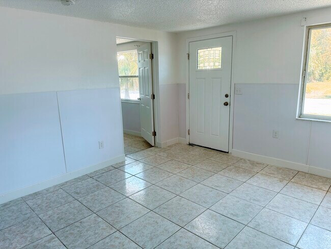 Foto del edificio - 8341 Wilkins St