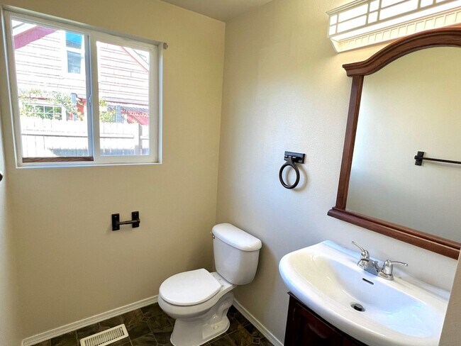 Foto del edificio - Montavilla Spacious 2-story 3 Bedroom Tuck...