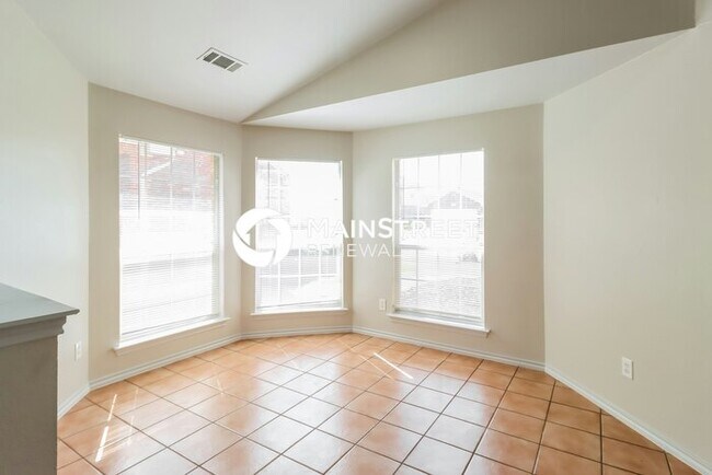 Building Photo - 3 Bedroom Pet-Friendly Home in Fort Worth, TX with Main Street Renewal