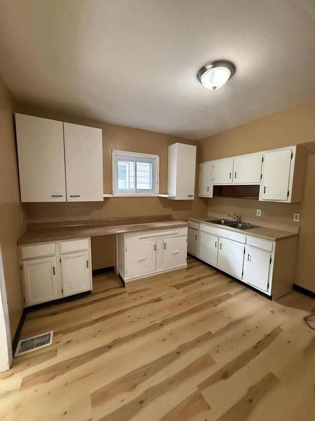 Foto del edificio - 3893 E 55th St