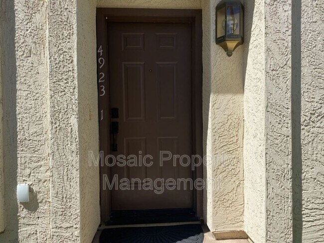 Building Photo - 4923 E Hazel Dr