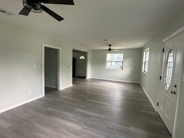 Foto del edificio - Beautifully Renovated 4 Bedroom Home With Modern Finishes