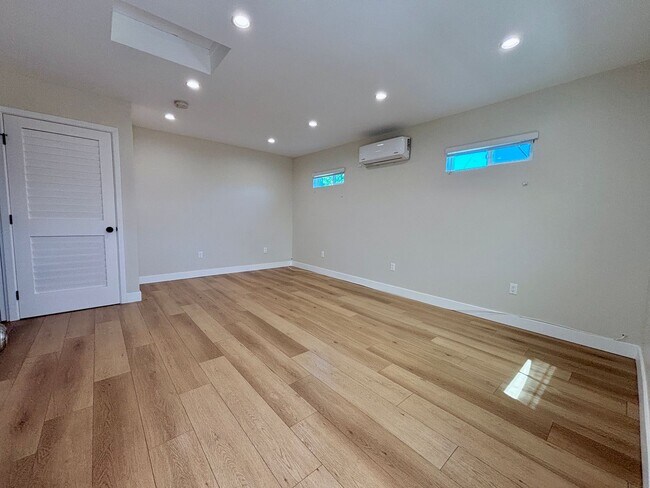 Building Photo - Private, Cozy, Backhouse Studio Located In...
