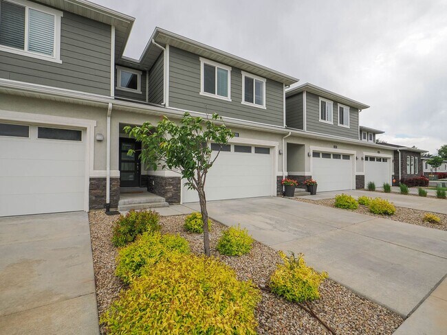 Building Photo - 3 Bedroom, 2.5 Bathroom Riverton Town Home