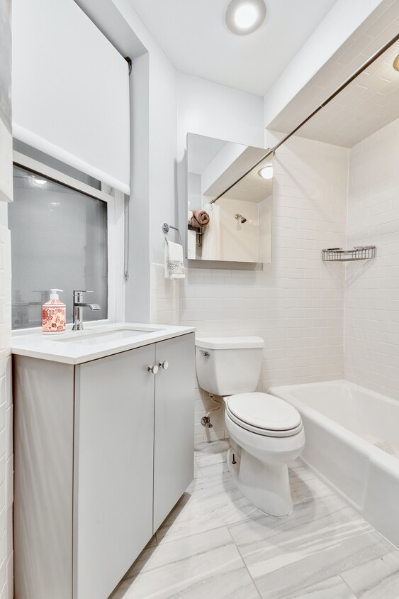Building Photo - Pre War Charm in Chelsea