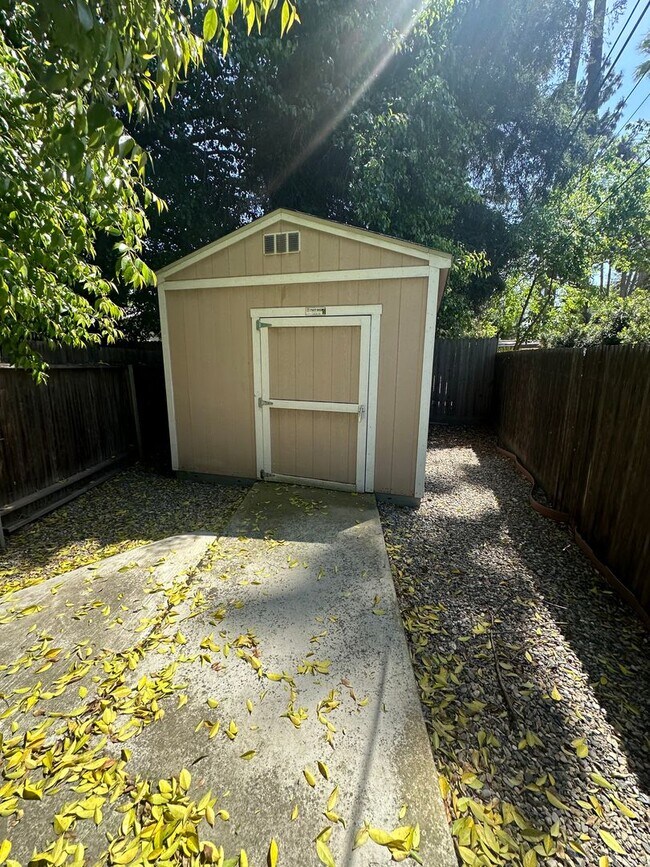 Building Photo - Spacious home in Green Acres