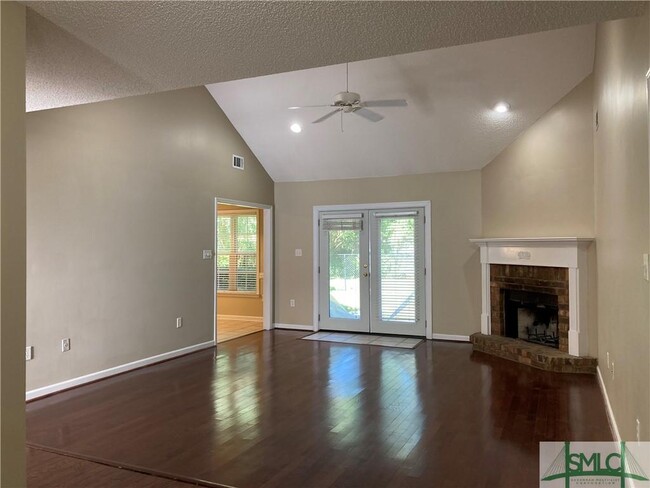 Building Photo - 130 Sweet Hill Rd