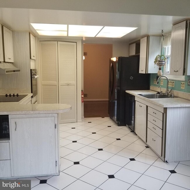Building Photo - 820 Lamberton Dr