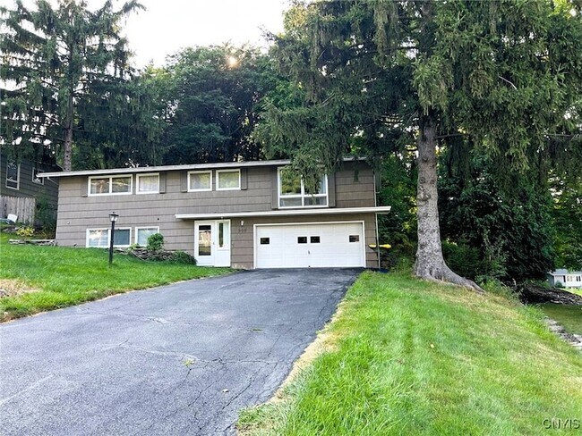 Foto del edificio - 302 Oakridge Dr