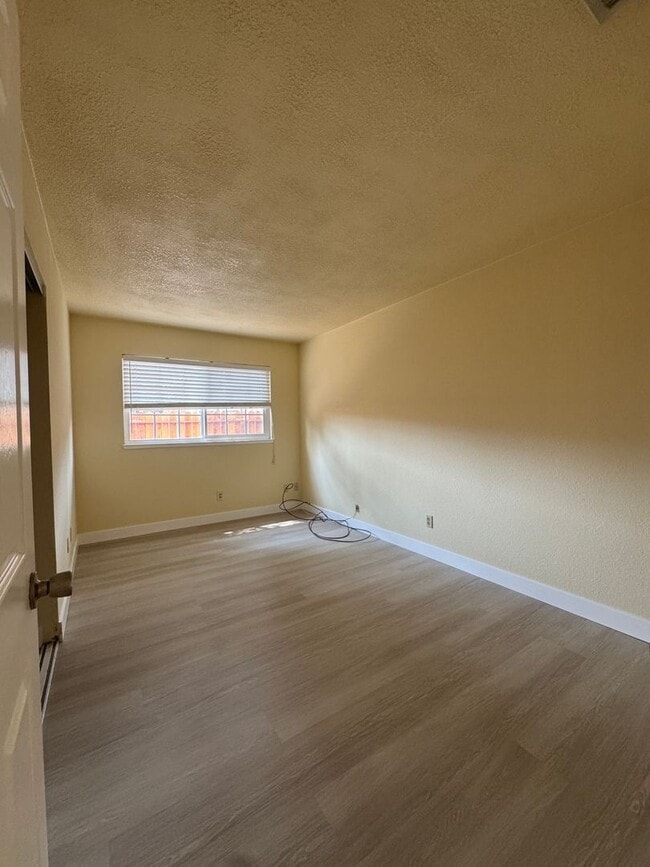 Building Photo - 18 Tearpak Ct