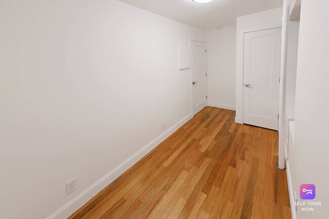 Foto del edificio - 240 W 10th St