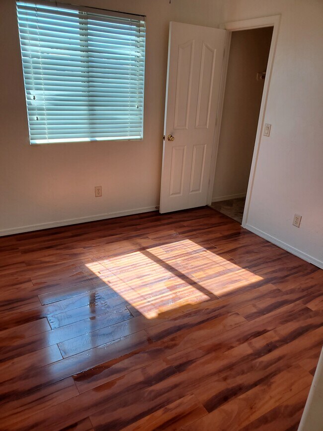 Building Photo - 673 W Desert Blossom Dr