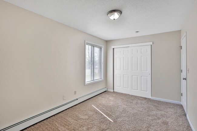 Eagle Pointe Bedroom Closet & Window - Eagle Pointe Apartments
