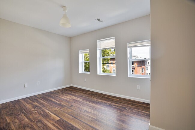 Building Photo - 544 S 49th St