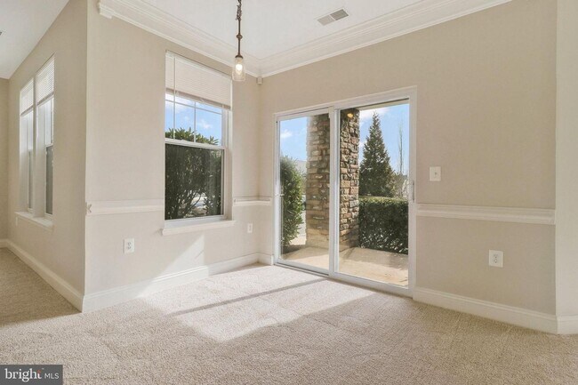 Building Photo - SPACIOUS  3 BEDROOM 2 BATH CONDO IN CLARKS...