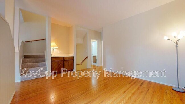 Foto del edificio - 227 N Lake Merced Hls
