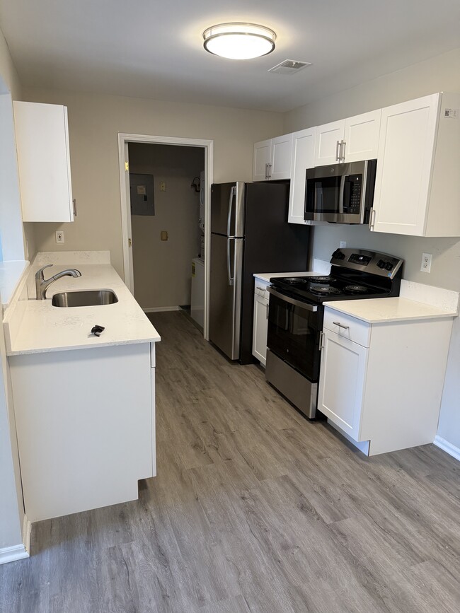 Kitchen - Woods at King George Apartments