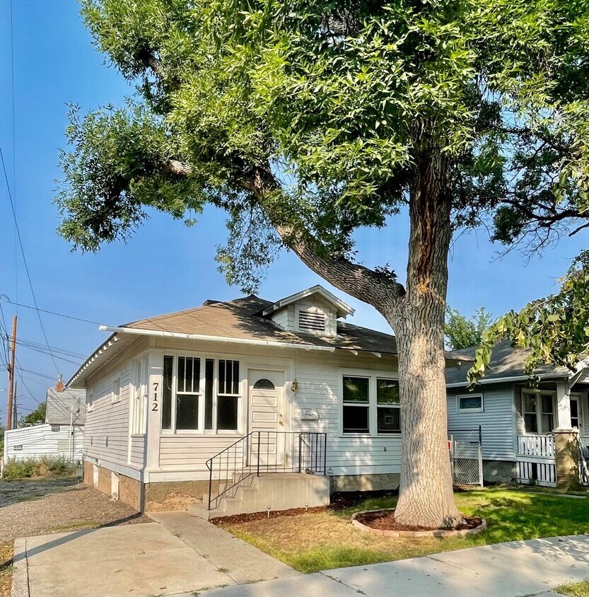 Primary Photo - 712-711 11th St N