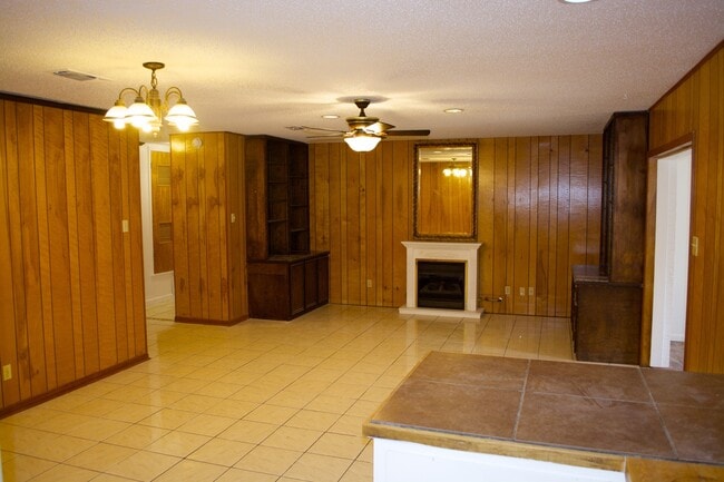 Building Photo - Spacious 4 Bedroom Home with multiple livi...