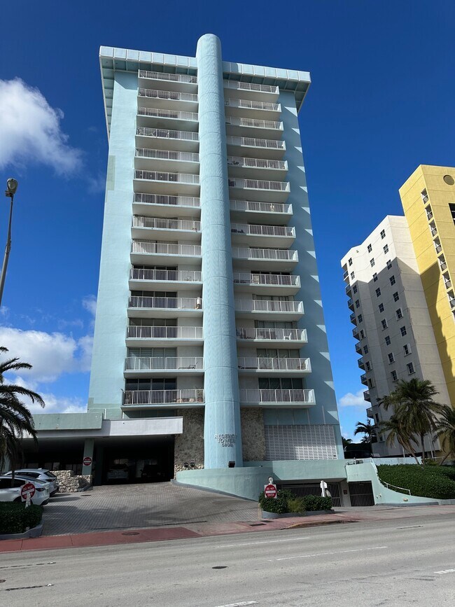 Foto del edificio - 5838 Collins Ave