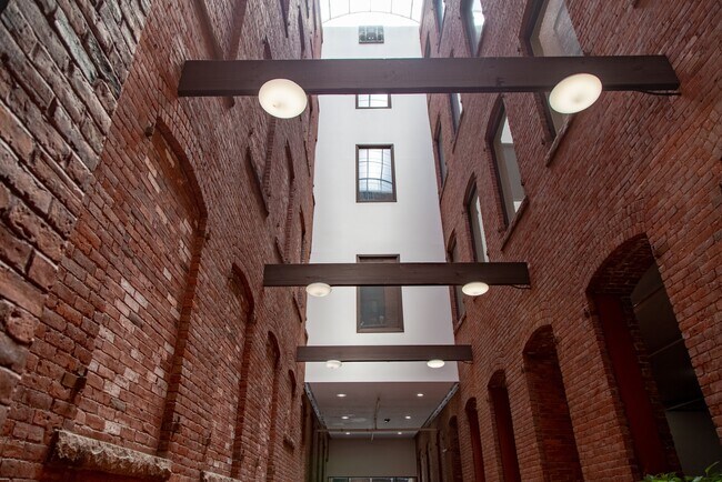 Building Photo - 312 Union St