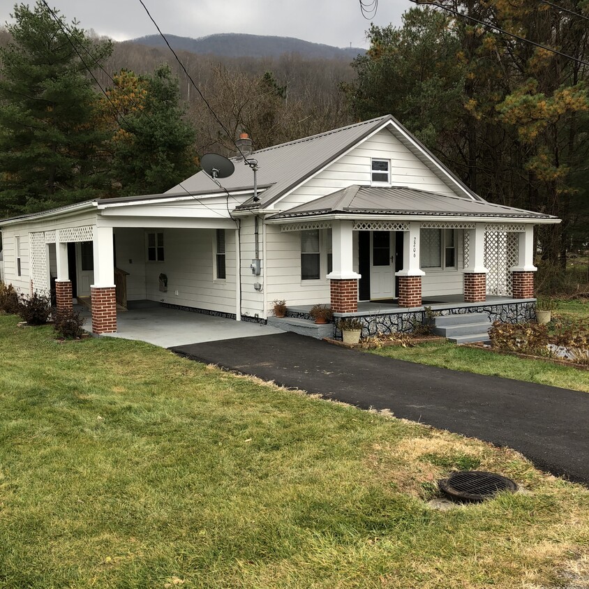 Front Left Corner - 2206 Narrows Rd