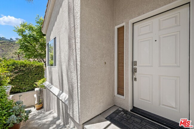 Building Photo - 682 Palisades Dr