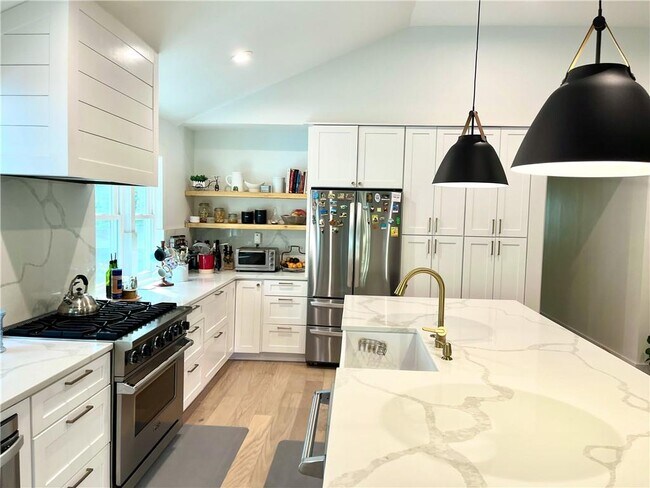Foto del edificio - 368 Meadow Dr
