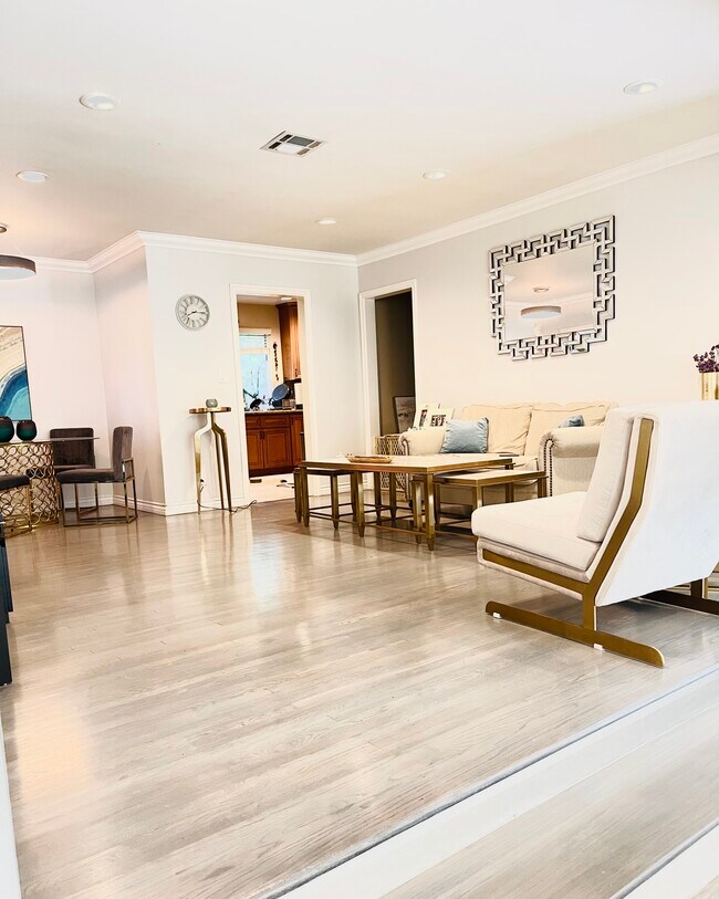 Foto del edificio - 7236 Oakdale Ave