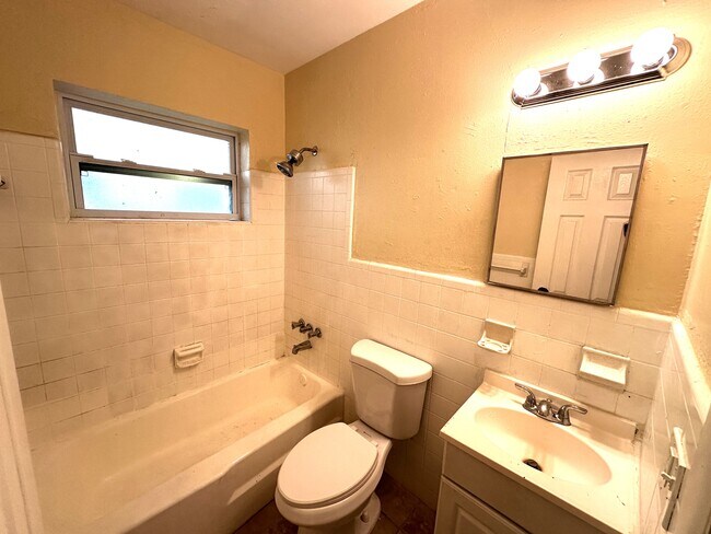 Building Photo - 148 NW 40th Ct