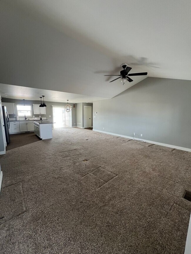 Building Photo - East Helena Rental