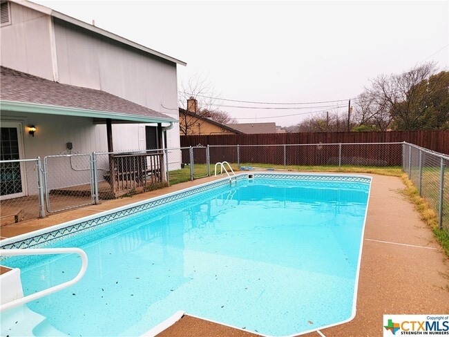 Building Photo - 3901 Pickwick Ln