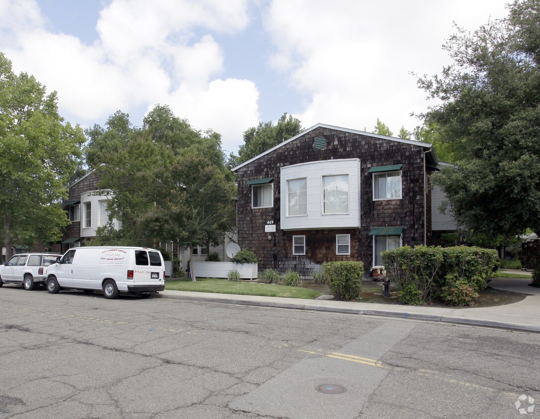 Primary Photo - Holly Courts Apartments