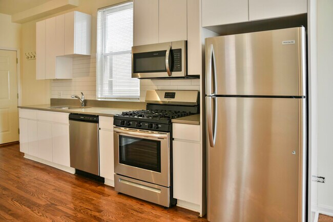 Foto del edificio - 2438 N Ashland Ave