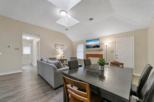 Building Photo - 1014 Cypress Ln