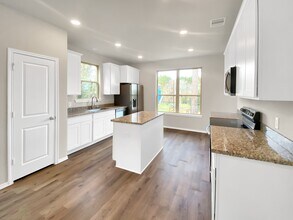 Building Photo - 807 Comanche Bend