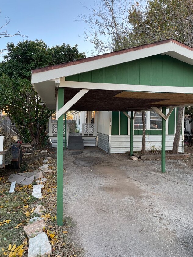 Primary Photo - 2 bed, 2 bath, CARPORT parking