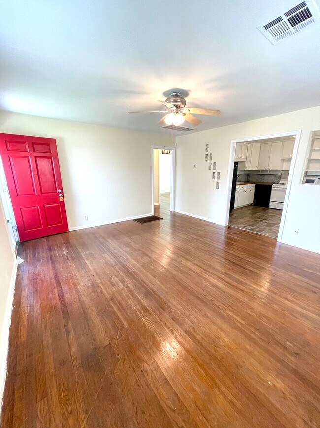 Foto del edificio - Charming Hideaway: 2BR Cozy House