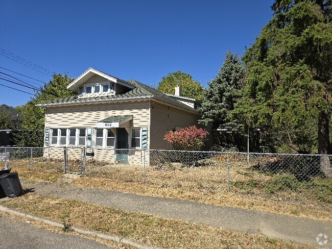 Building Photo - 1552 Charles St
