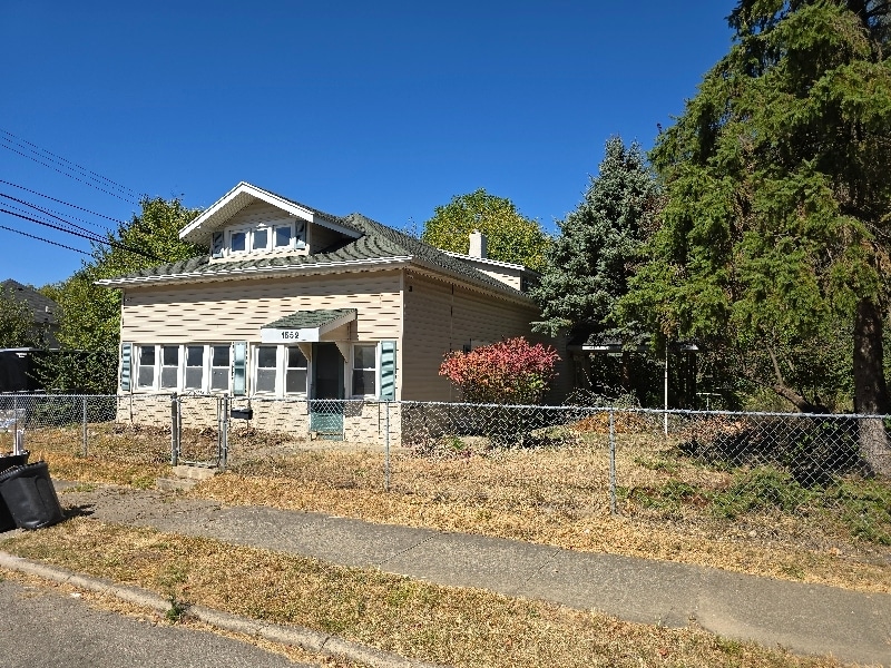 Primary Photo - 1552 Charles St