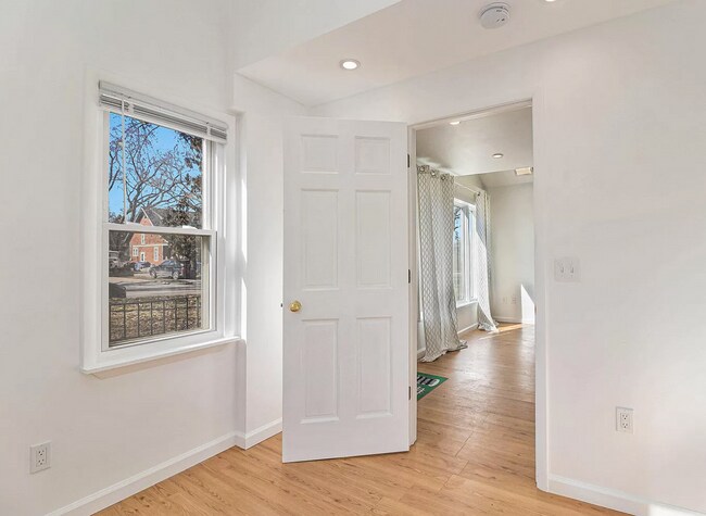 Foto del edificio - Charming 1 Bedroom Home with Large Backyar...