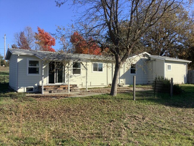 Building Photo - 2 bed, 2 bath Country Property