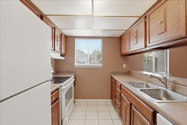 Building Photo - 1428 Oak Pl