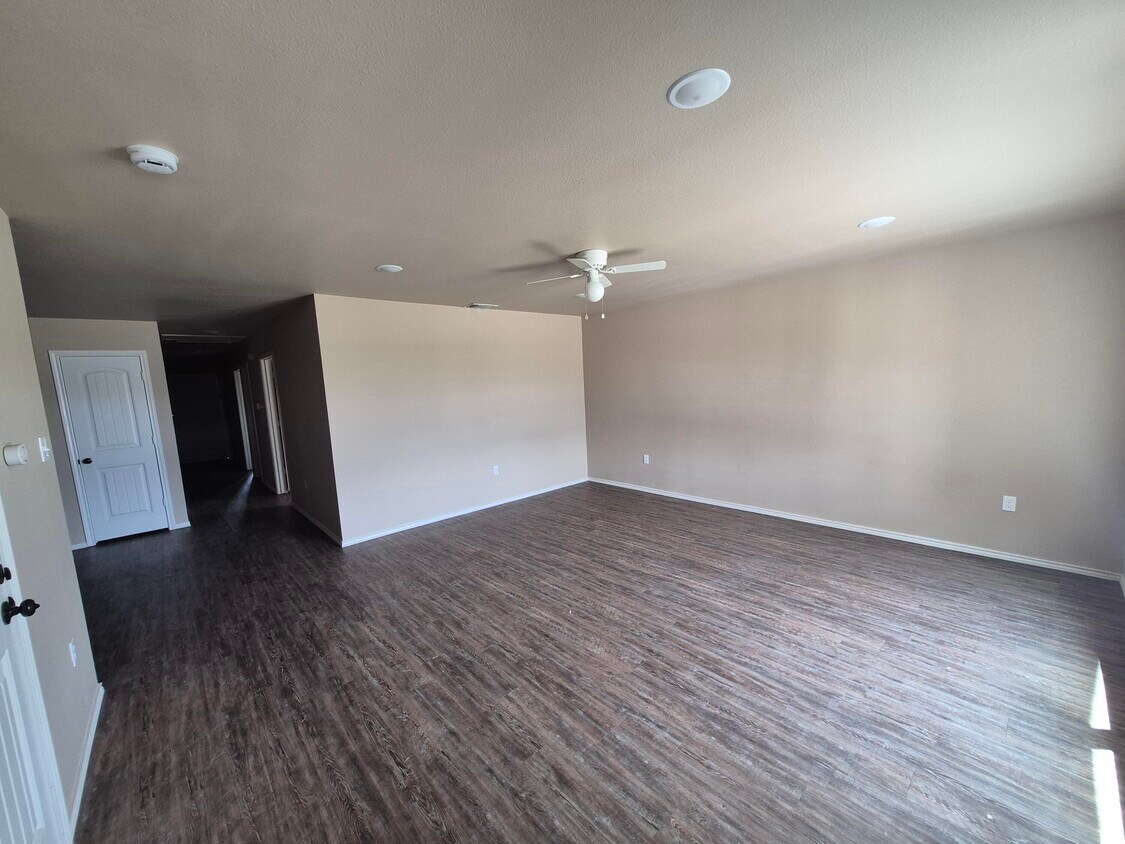 Primary Photo - 2408 N Ave O