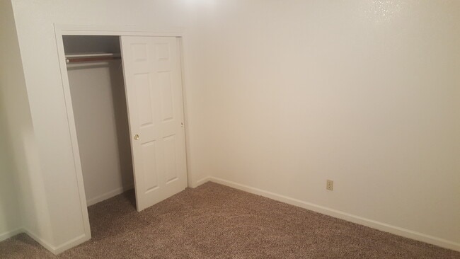 Building Photo - 2506 N Walnut Rd