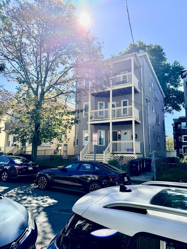 Foto del edificio - 70 Raymond Ave