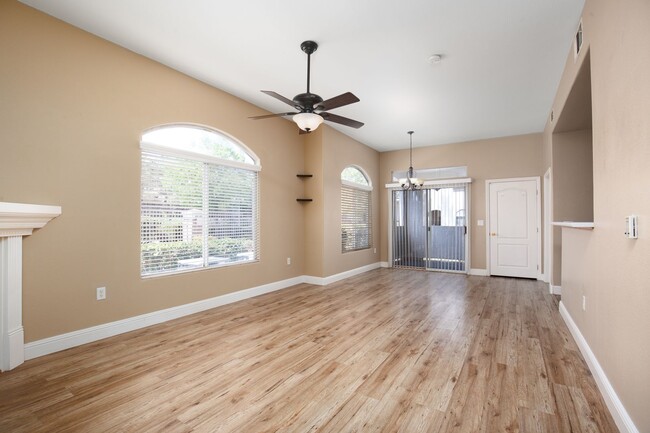 Foto del edificio - LARGE 2 BEDROOM, 2 BATH GROUND FLOOR CONDO...
